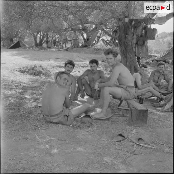 Vie quotidienne d'appelés dans un cantonnement. [Description en cours]