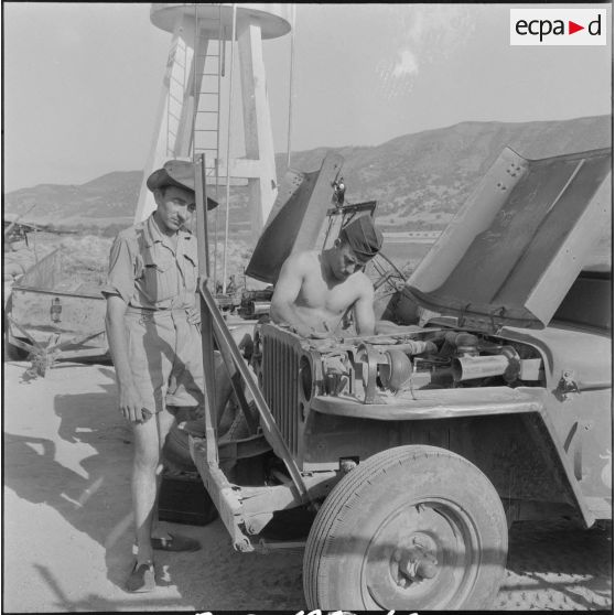 Vie quotidienne d'appelés dans un cantonnement. [Description en cours]