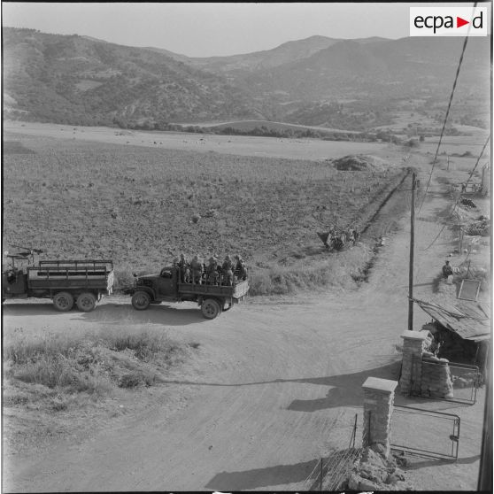 Vie quotidienne d'appelés dans un cantonnement. [Description en cours]