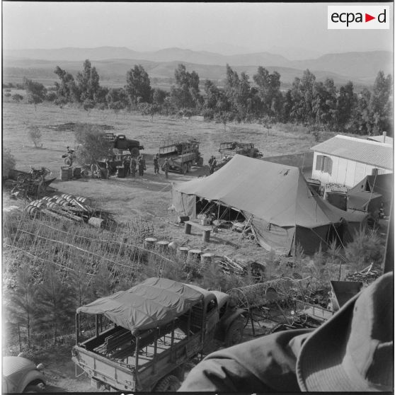 Vie quotidienne d'appelés dans un cantonnement. [Description en cours]