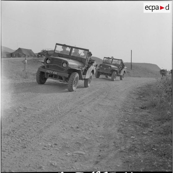Vie quotidienne d'appelés dans un cantonnement. [Description en cours]