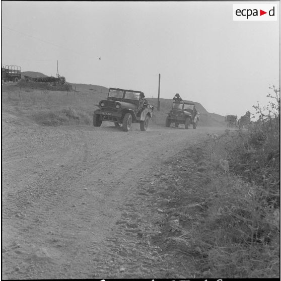 Vie quotidienne d'appelés dans un cantonnement. [Description en cours]