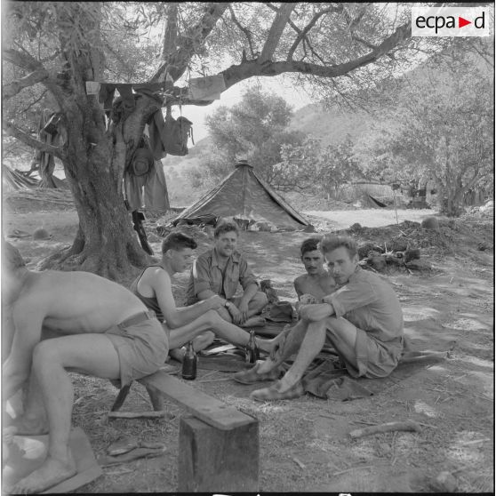 Vie quotidienne d'appelés dans un cantonnement. [Description en cours]