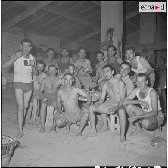 Visite d’un reporter du journal le Bled dans un cantonnement. [Description en cours]