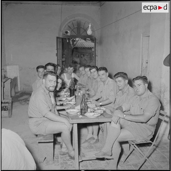 Visite d’un reporter du journal le Bled dans un cantonnement. [Description en cours]