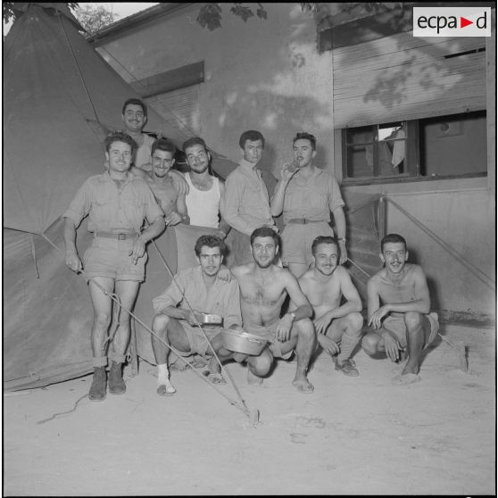 Visite d’un reporter du journal le Bled dans un cantonnement. [Description en cours]