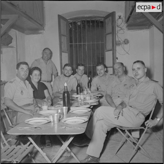 Visite d’un reporter du journal le Bled dans un cantonnement. [Description en cours]