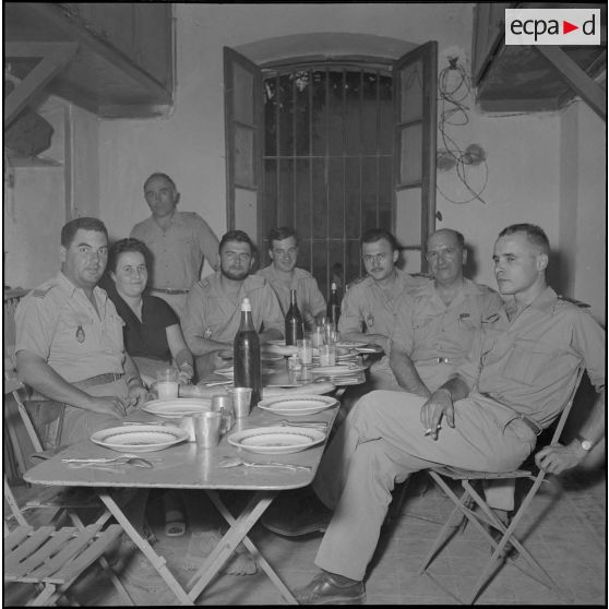 Visite d’un reporter du journal le Bled dans un cantonnement. [Description en cours]