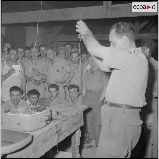 Visite d’un reporter du journal le Bled dans un cantonnement. [Description en cours]