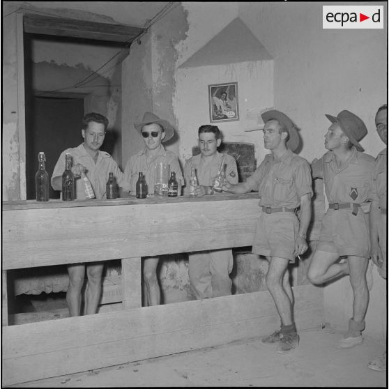 Visite d’un reporter du journal le Bled dans un cantonnement. [Description en cours]