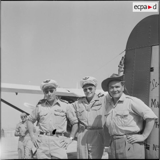 Présentation d'avions militaires à des civils. [Description en cours]