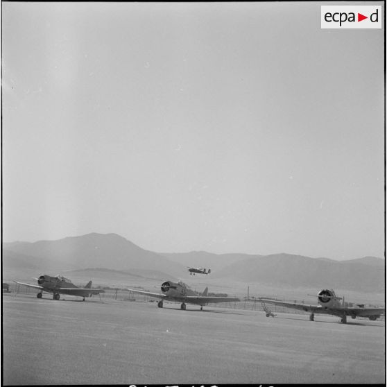 Présentation d'avions militaires à des civils. [Description en cours]