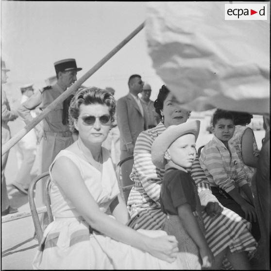 Présentation d'avions militaires à des civils. [Description en cours]