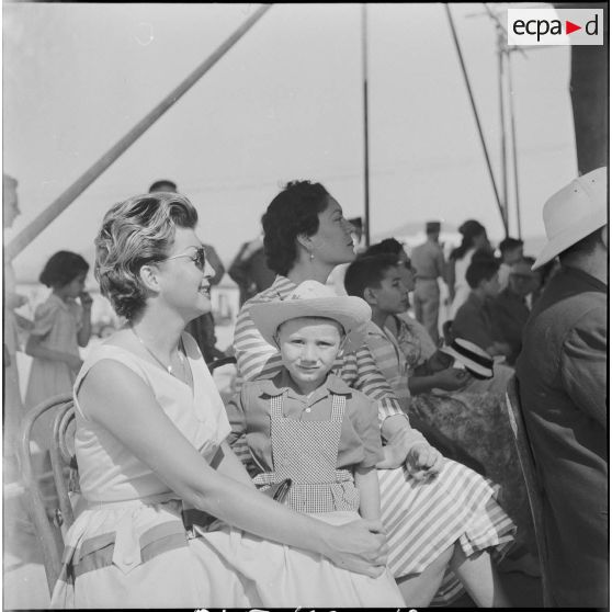 Présentation d'avions militaires à des civils. [Description en cours]