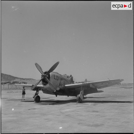 Présentation d'avions militaires à des civils. [Description en cours]