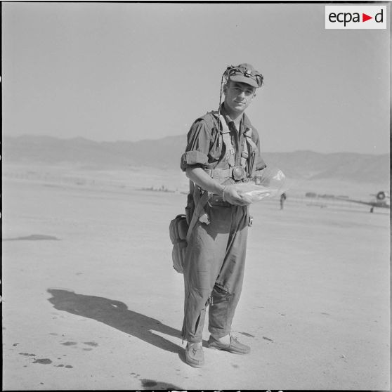 Présentation d'avions militaires à des civils. [Description en cours]