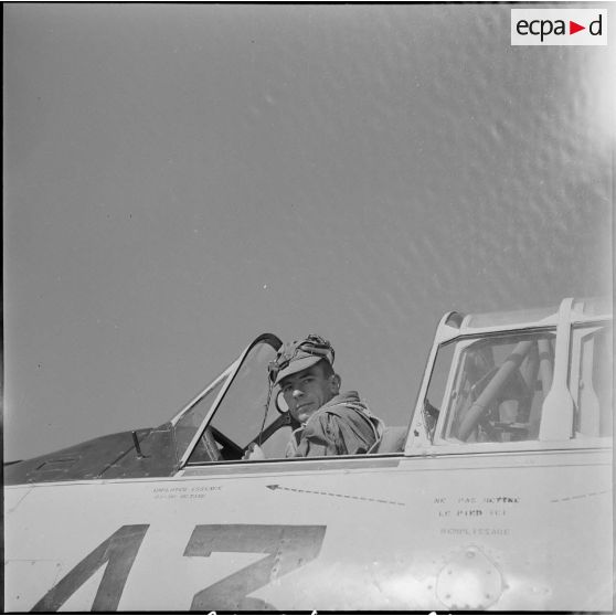 Présentation d'avions militaires à des civils. [Description en cours]