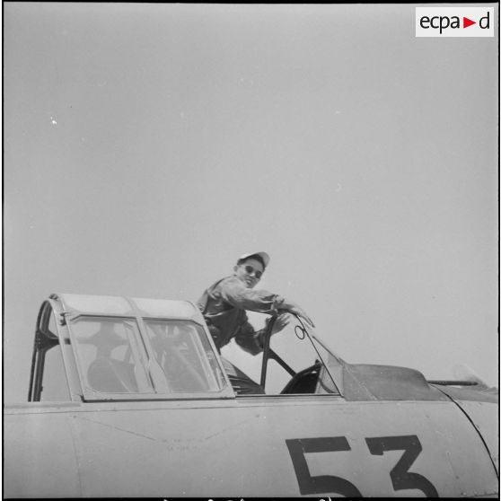 Présentation d'avions militaires à des civils. [Description en cours]