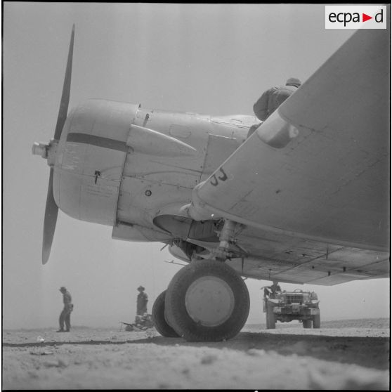 Présentation d'avions militaires à des civils. [Description en cours]