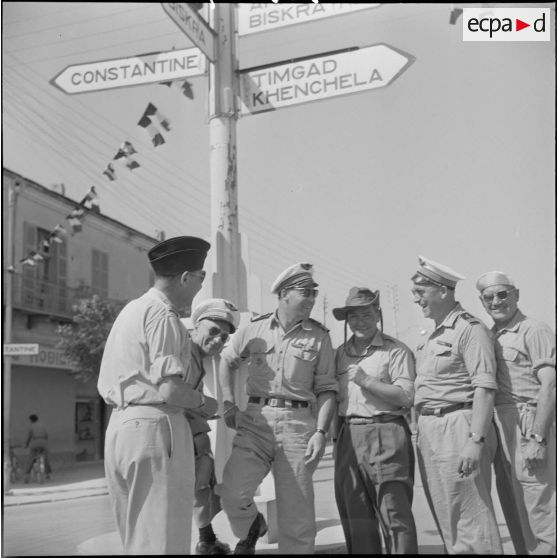 Présentation d'avions militaires à des civils. [Description en cours]