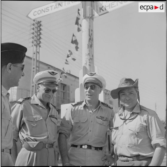 Présentation d'avions militaires à des civils. [Description en cours]