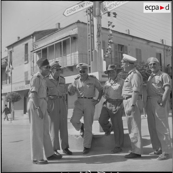 Présentation d'avions militaires à des civils. [Description en cours]