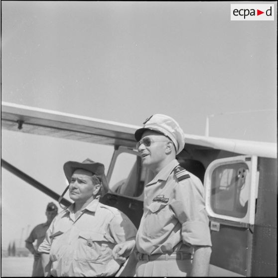 Présentation d'avions militaires à des civils. [Description en cours]