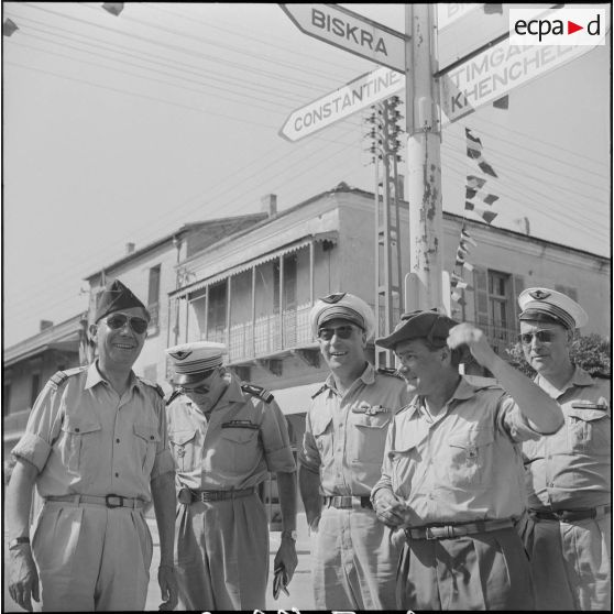 Présentation d'avions militaires à des civils. [Description en cours]