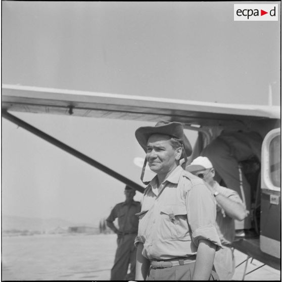 Présentation d'avions militaires à des civils. [Description en cours]