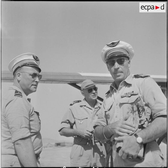 Présentation d'avions militaires à des civils. [Description en cours]