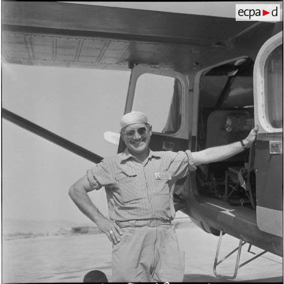 Présentation d'avions militaires à des civils. [Description en cours]