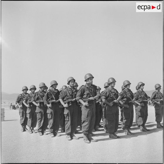 Présentation d'avions militaires à des civils. [Description en cours]