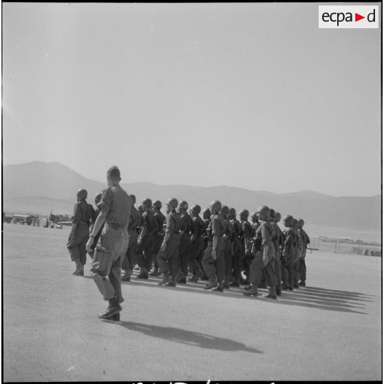 Présentation d'avions militaires à des civils. [Description en cours]