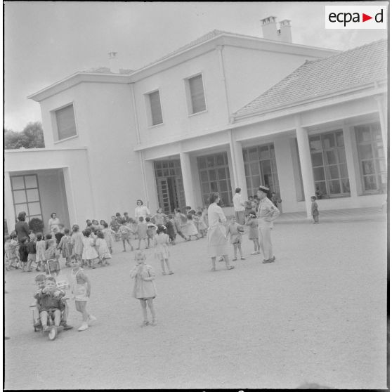 Scène de vie quotidienne militaire. [Description en cours]