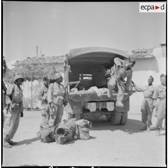 Visite au 5e RTS à Nedroma. [Description en cours]