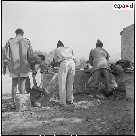 Visite au 5e RTS à Nedroma. [Description en cours]