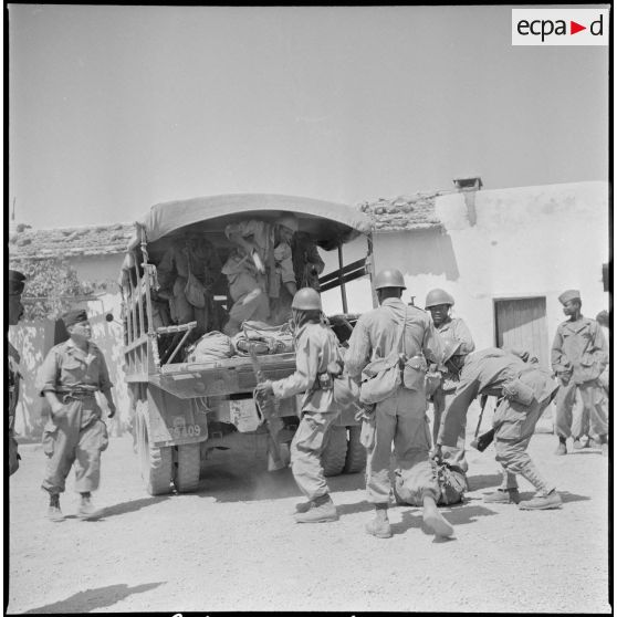 Visite au 5e RTS à Nedroma. [Description en cours]