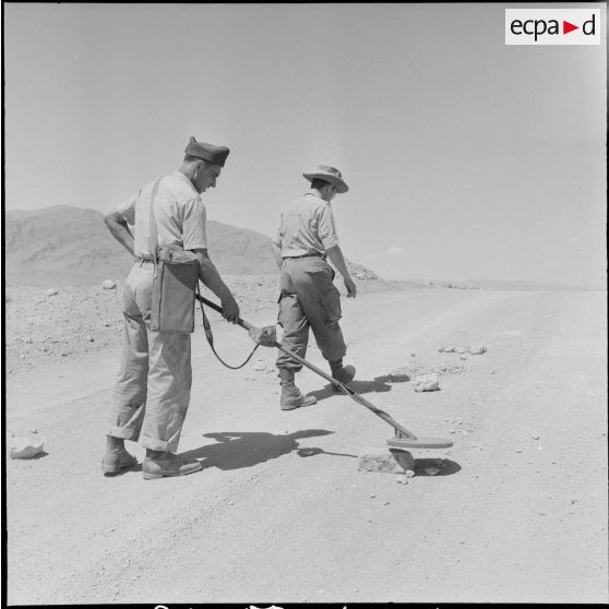 Le 2/1er RAC et les pistes sahariennes à Hassi-Messaoud. [Description en cours]