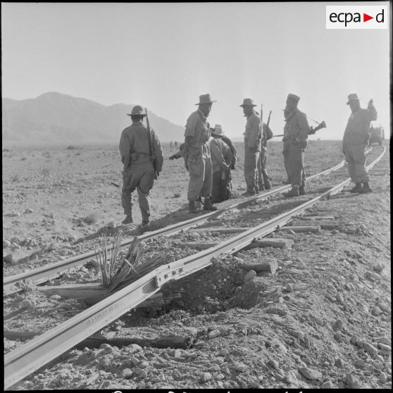 Le 2/1er RAC et les pistes sahariennes à Hassi-Messaoud. [Description en cours]