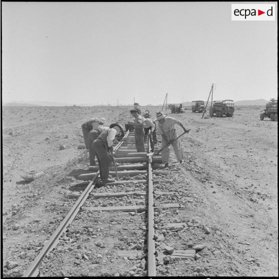 Le 2/1er RAC et les pistes sahariennes à Hassi-Messaoud. [Description en cours]