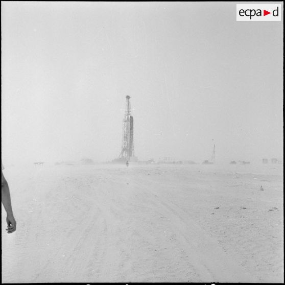 Le 2/1er RAC et les pistes sahariennes à Hassi-Messaoud. [Description en cours]