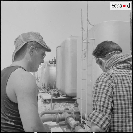 Le 2/1er RAC et les pistes sahariennes à Hassi-Messaoud. [Description en cours]