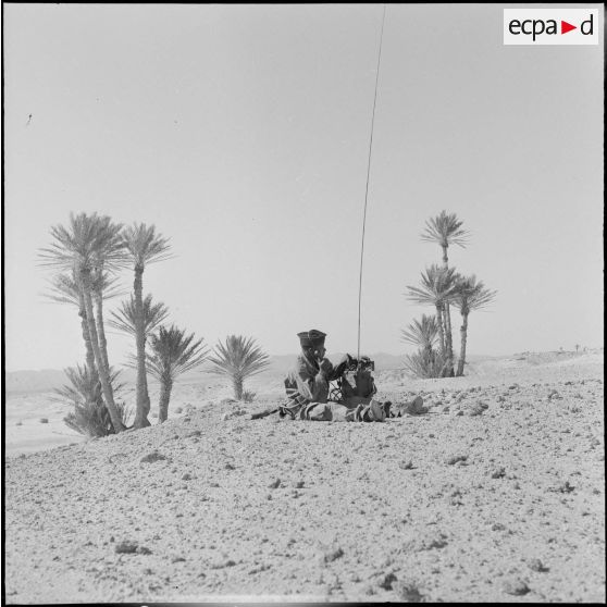 Le 2/1er RAC et les pistes sahariennes à Hassi-Messaoud. [Description en cours]