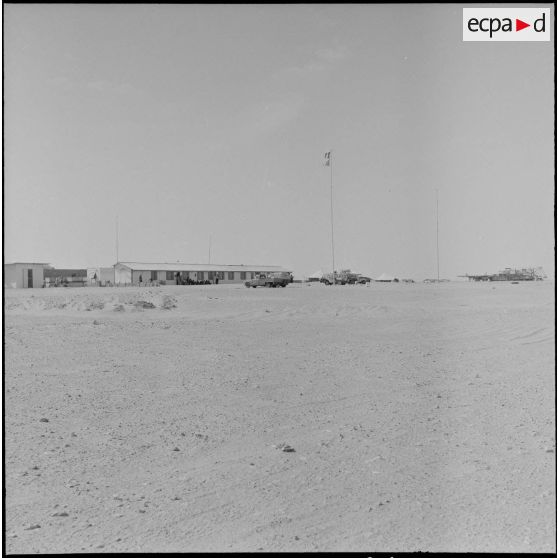 Le 2/1er RAC et les pistes sahariennes à Hassi-Messaoud. [Description en cours]