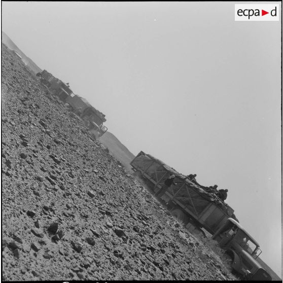 Le 2/1er RAC et les pistes sahariennes à Hassi-Messaoud. [Description en cours]