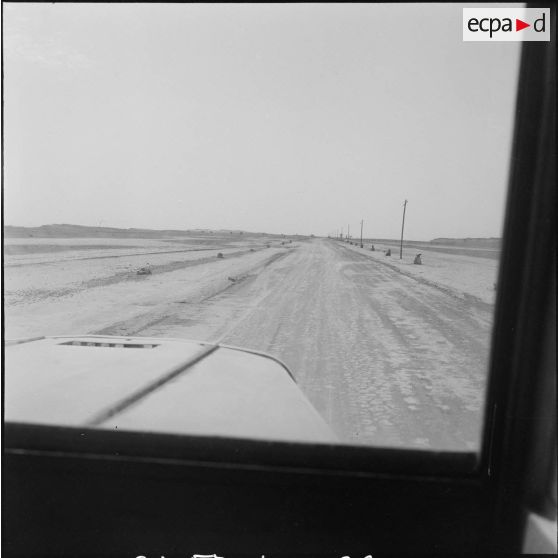 Le 2/1er RAC et les pistes sahariennes à Hassi-Messaoud. [Description en cours]