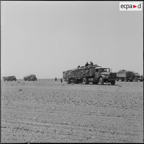 Le 2/1er RAC et les pistes sahariennes à Hassi-Messaoud. [Description en cours]