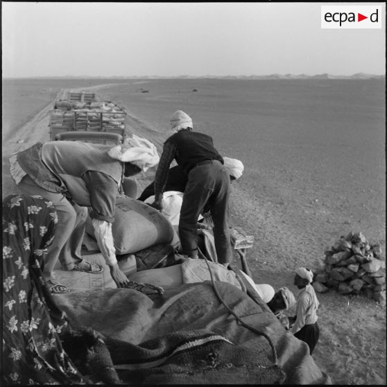 Le 2/1er RAC et les pistes sahariennes à Hassi-Messaoud. [Description en cours]