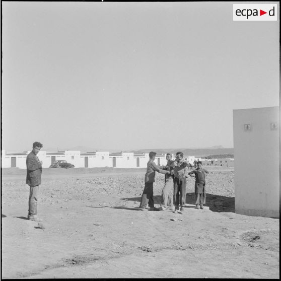 Civils algériens dans un village nouvellement construit. [Description en cours]