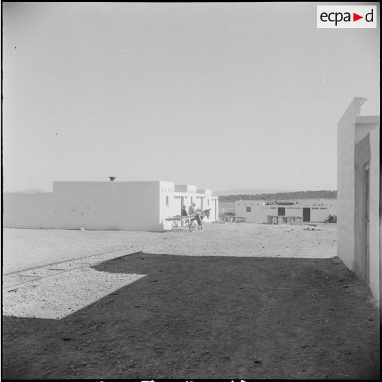 Civils algériens dans un village nouvellement construit. [Description en cours]